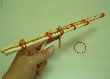 橡皮筋發射器沒啥了不起 達人製作「橡皮筋加農砲」換彈夾瞬間帥到跪倒~