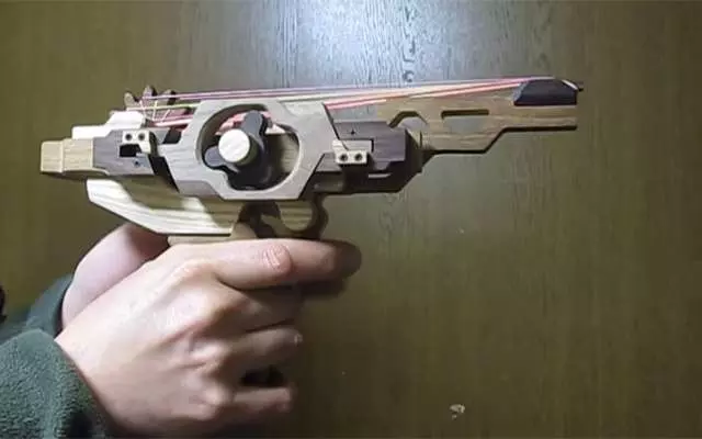 橡皮筋發射器沒啥了不起 達人製作「橡皮筋加農砲」換彈夾瞬間帥到跪倒~