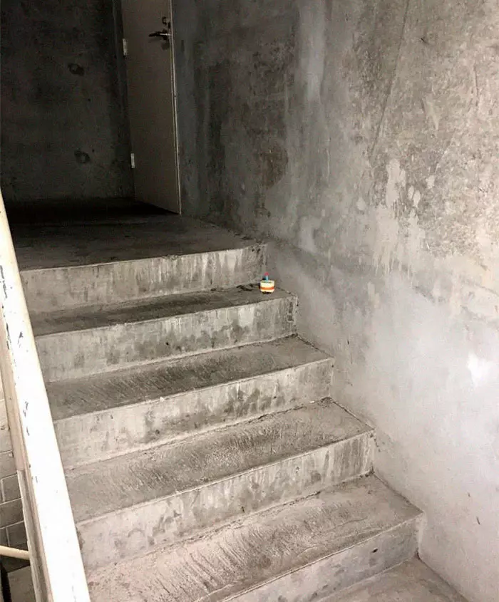 小強孤單躺樓梯竟成「懸疑八點檔」 無聊男子打造悲傷場景:R.I.P
