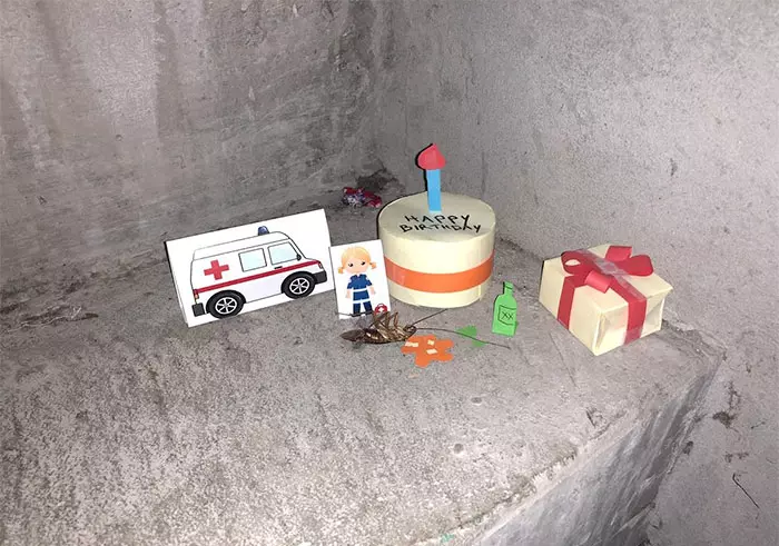 小強孤單躺樓梯竟成「懸疑八點檔」 無聊男子打造悲傷場景:R.I.P
