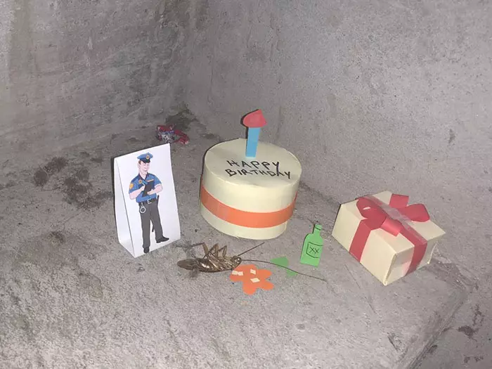 小強孤單躺樓梯竟成「懸疑八點檔」 無聊男子打造悲傷場景:R.I.P