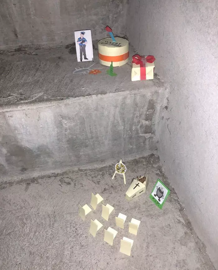 小強孤單躺樓梯竟成「懸疑八點檔」 無聊男子打造悲傷場景:R.I.P