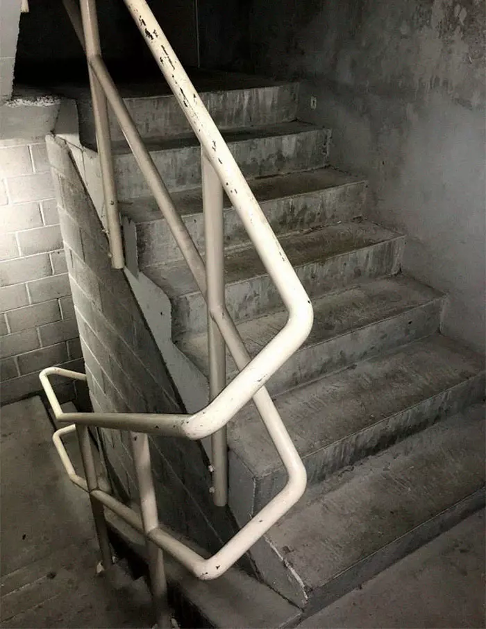 小強孤單躺樓梯竟成「懸疑八點檔」 無聊男子打造悲傷場景:R.I.P