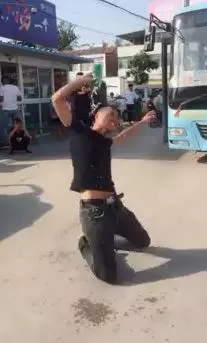 失戀好痛啊!耍帥男「整罐飲料淋頭上」 帥氣回頭「魔鬼的拖鞋」讓他慘摔~