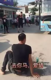 失戀好痛啊!耍帥男「整罐飲料淋頭上」 帥氣回頭「魔鬼的拖鞋」讓他慘摔~