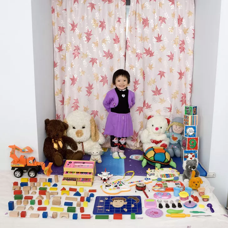 36張全球各地小孩展示「對自己來說最珍貴的寶物」 玩具差異看出世界真相!