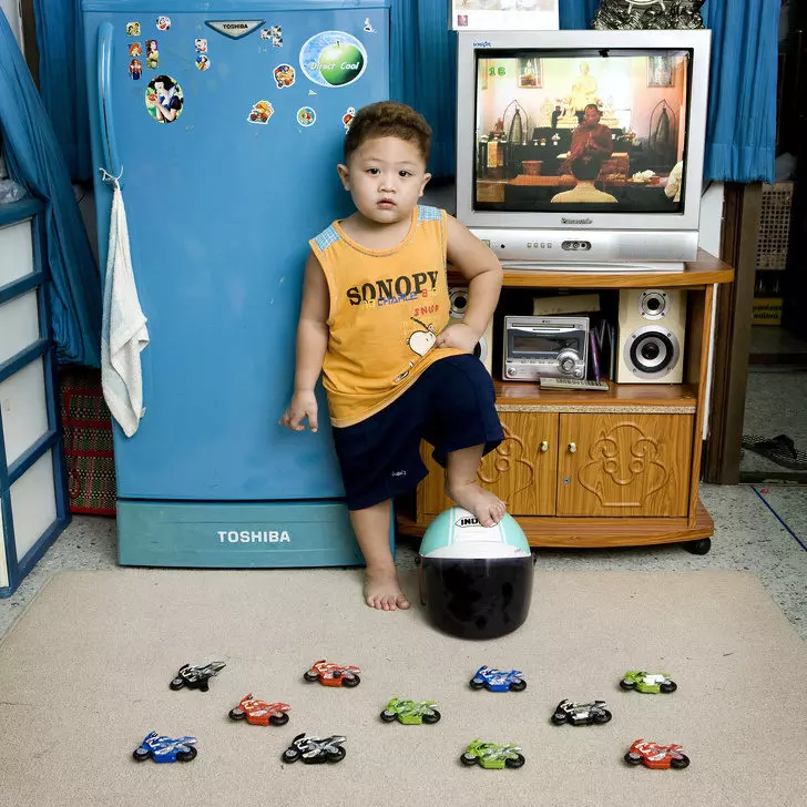 36張全球各地小孩展示「對自己來說最珍貴的寶物」 玩具差異看出世界真相!