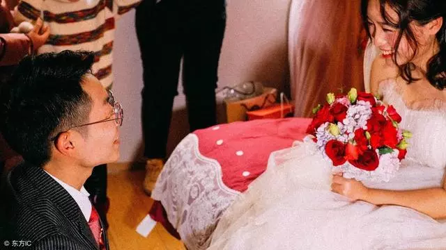 結婚三年丈夫一直睡沙發,妻子無奈離婚,搬家時看到檢查報告