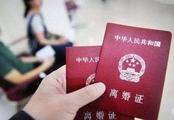 結婚三年丈夫一直睡沙發,妻子無奈離婚,搬家時看到檢查報告
