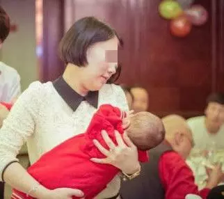 妻子生下第三個兒子,男子將她趕走,兩年后街上偶遇,男子蒙了