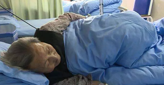 新婚夜婆婆生病住院,非要兒媳陪床,她半夜溜回家,推開門蒙了