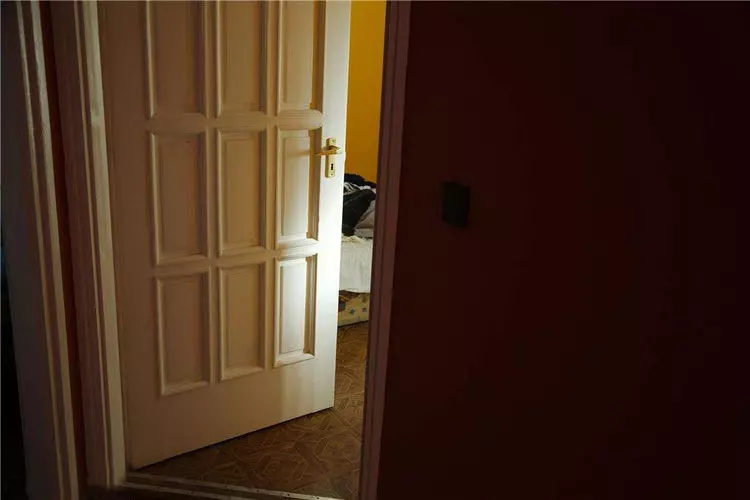 新婚夜婆婆生病住院,非要兒媳陪床,她半夜溜回家,推開門蒙了