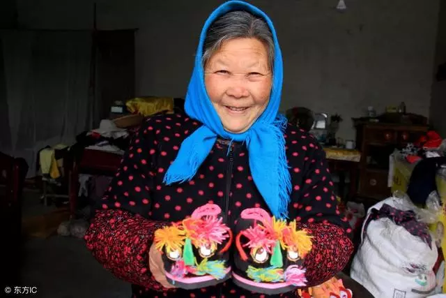 婚禮上司儀讓改口,婆婆送我紅方巾,嫂子看見後,笑著去了民政局