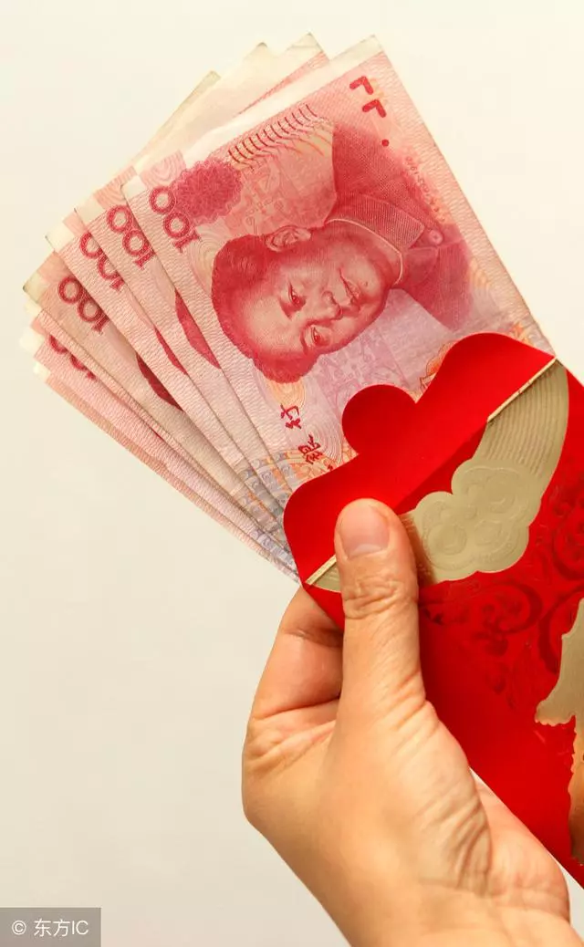 婚禮上司儀讓改口,婆婆送我紅方巾,嫂子看見後,笑著去了民政局