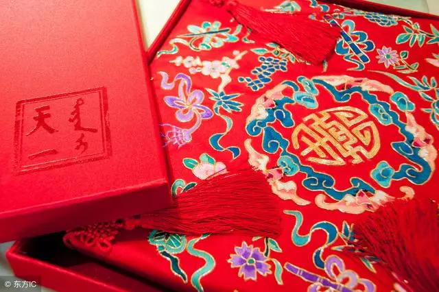 婚禮上司儀讓改口,婆婆送我紅方巾,嫂子看見後,笑著去了民政局