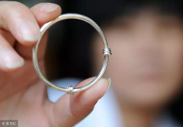 婚禮上司儀讓改口,婆婆送我紅方巾,嫂子看見後,笑著去了民政局