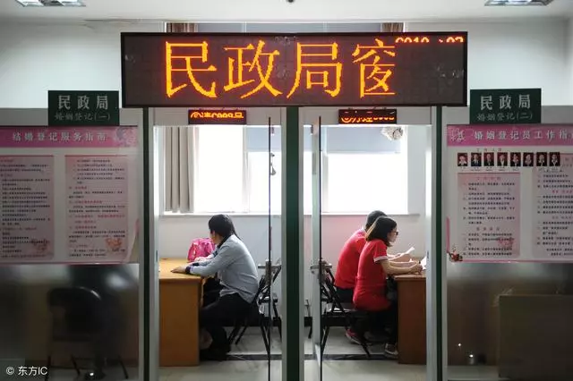婚禮上司儀讓改口,婆婆送我紅方巾,嫂子看見後,笑著去了民政局