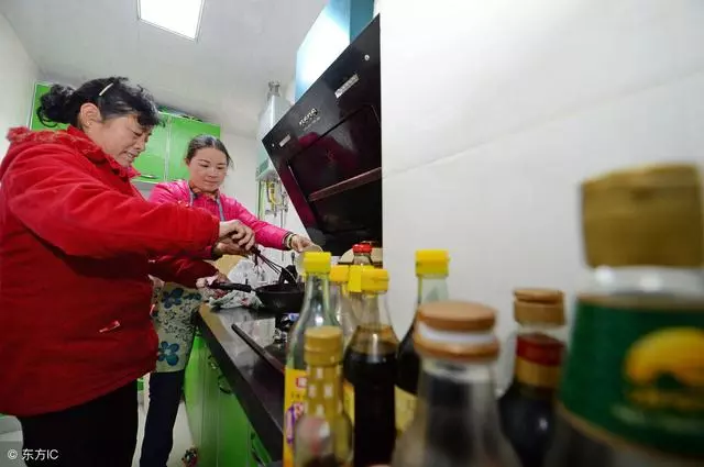 婆婆總偷著給小姑子錢,我賭氣鬧離婚,小姑子說句話,我無地自容