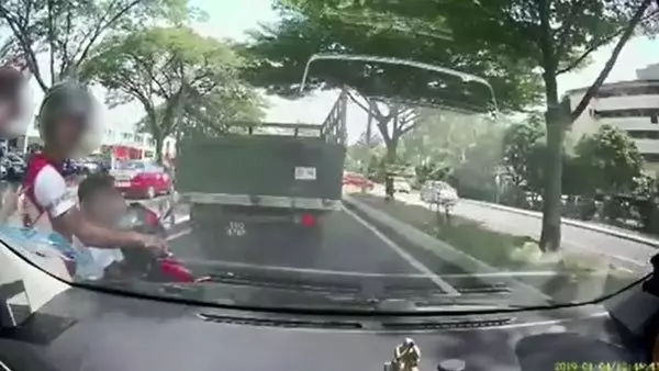 急換車道險遭車撞 摩哆騎士恫言打車主