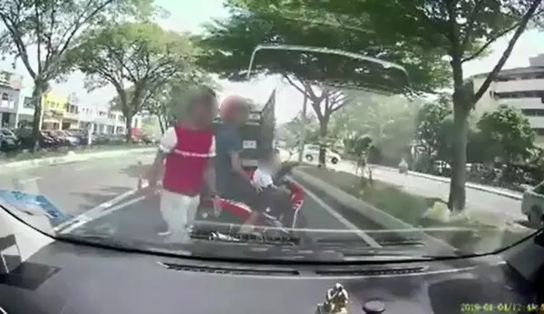 急換車道險遭車撞 摩哆騎士恫言打車主