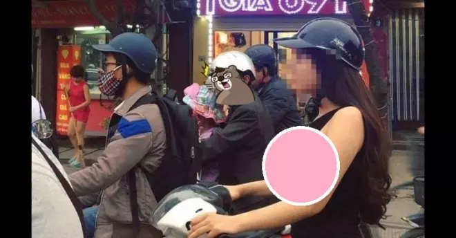 等紅燈旁邊女騎士!沒想到一旁大爺「眼神出賣」…意外才是亮點 網爆笑