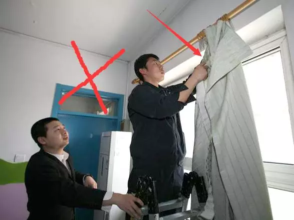窗簾從沒洗過?教你1招,不用拆不用水洗,10分鐘讓窗簾變乾凈