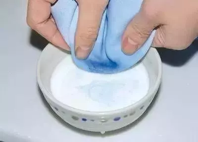 窗簾從沒洗過?教你1招,不用拆不用水洗,10分鐘讓窗簾變乾凈