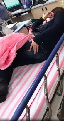 屁股上直挺挺「插一根」!護理師嘖嘖稱奇:角度這麼準進去也不容易