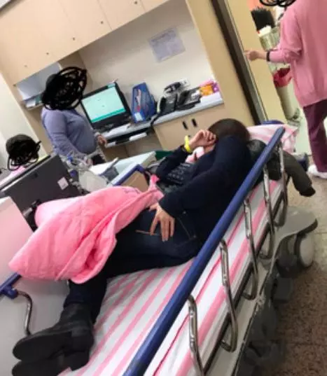 屁股上直挺挺「插一根」!護理師嘖嘖稱奇:角度這麼準進去也不容易