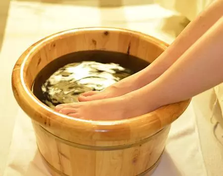 46歲女子泡腳猝死,醫生提醒:熱水泡腳雖好,這9類人一定不能泡!