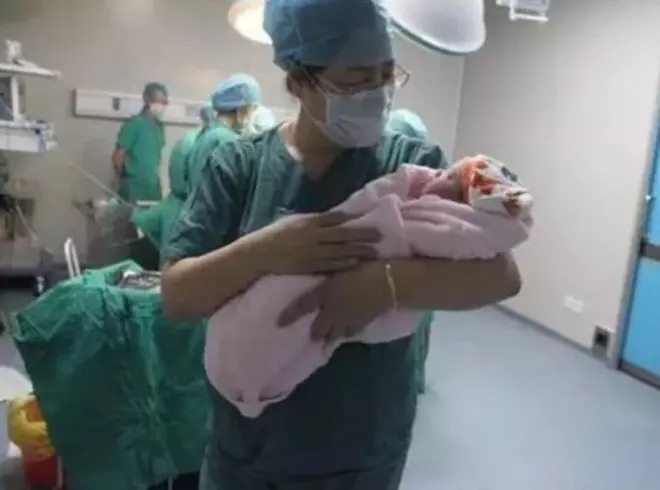 兒媳懷孕六個月,婆婆說生男孩給5萬,孩子生下兒媳成百萬富翁!