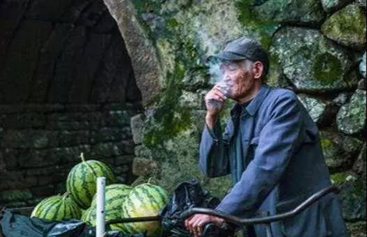 乾隆路邊吃西瓜,瓜農一番話點醒乾隆,乾隆回宮後立馬派人殺瓜農!