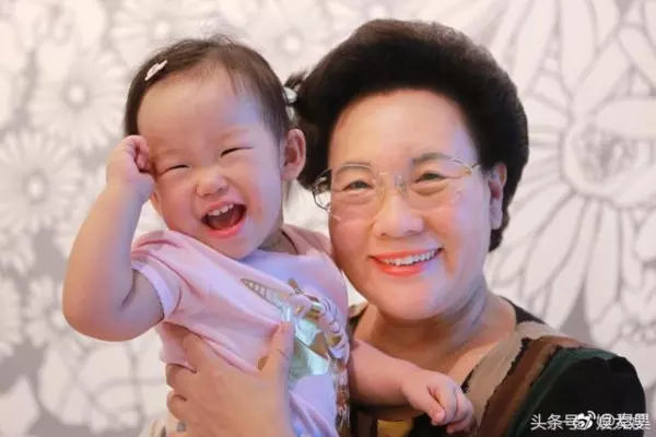 伊能靜兒子正面照終於曝光,再看女兒照片真的嚇死,網友:兩個爸爸基因太強大!