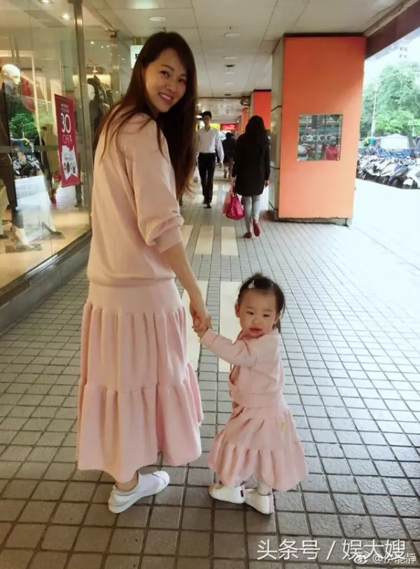 伊能靜兒子正面照終於曝光,再看女兒照片真的嚇死,網友:兩個爸爸基因太強大!