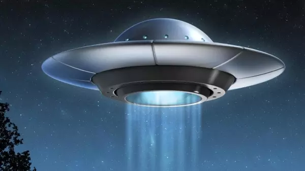 男子驚見半空中有「UFO進入詭異白圈」!他拍下這驚人畫面後,下一秒UFO的舉動讓大家都看傻了!