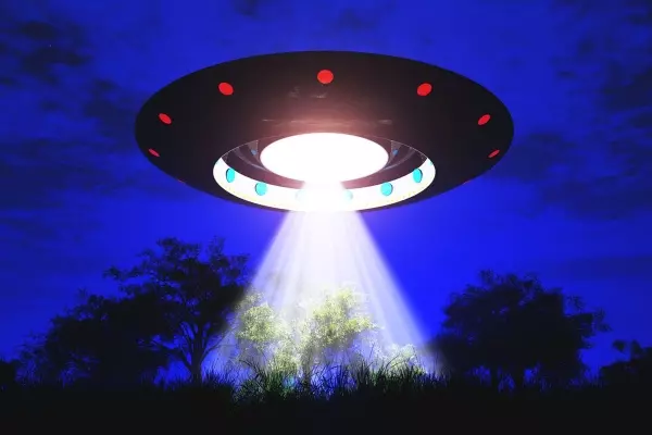 男子驚見半空中有「UFO進入詭異白圈」!他拍下這驚人畫面後,下一秒UFO的舉動讓大家都看傻了!