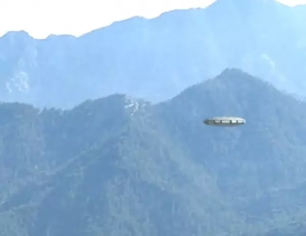 男子驚見半空中有「UFO進入詭異白圈」!他拍下這驚人畫面後,下一秒UFO的舉動讓大家都看傻了!