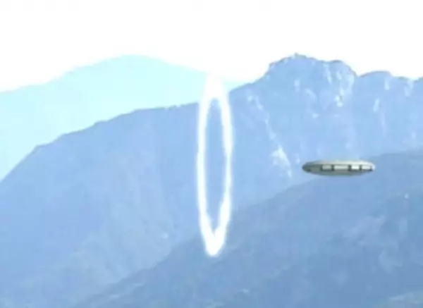 男子驚見半空中有「UFO進入詭異白圈」!他拍下這驚人畫面後,下一秒UFO的舉動讓大家都看傻了!