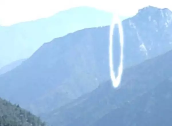 男子驚見半空中有「UFO進入詭異白圈」!他拍下這驚人畫面後,下一秒UFO的舉動讓大家都看傻了!