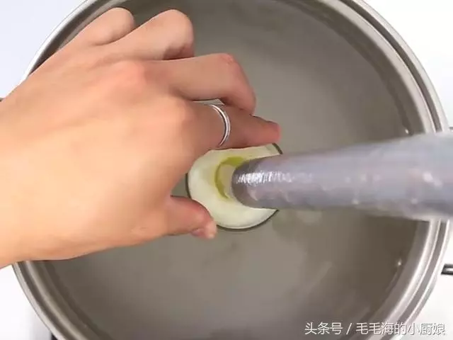 這位阿嬤腦洞大開,只一個動作竟把「十顆雞蛋」做成「一根雞蛋」,讓媽媽的媽媽們都看跪了