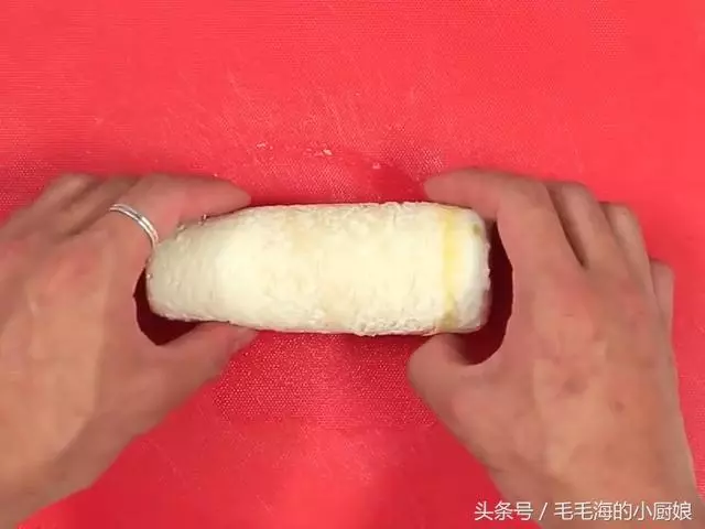 這位阿嬤腦洞大開,只一個動作竟把「十顆雞蛋」做成「一根雞蛋」,讓媽媽的媽媽們都看跪了