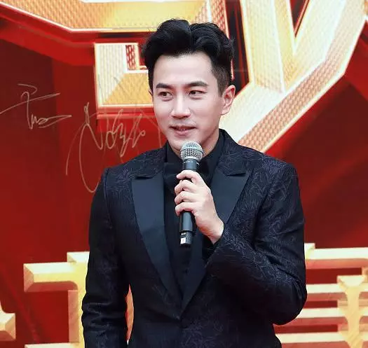 45歲劉愷威的近照,離婚之後風格大變,恐怕楊冪都不認識了!