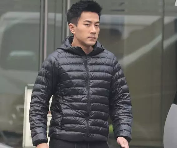 45歲劉愷威的近照,離婚之後風格大變,恐怕楊冪都不認識了!