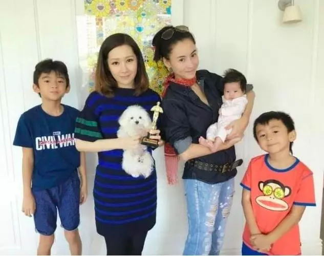 張柏芝帶兩兒子外出聚餐,謝振南咬勺子有活力,謝振軒微笑顯怯弱!