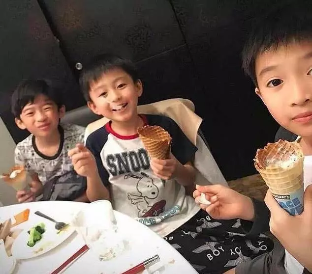 張柏芝帶兩兒子外出聚餐,謝振南咬勺子有活力,謝振軒微笑顯怯弱!