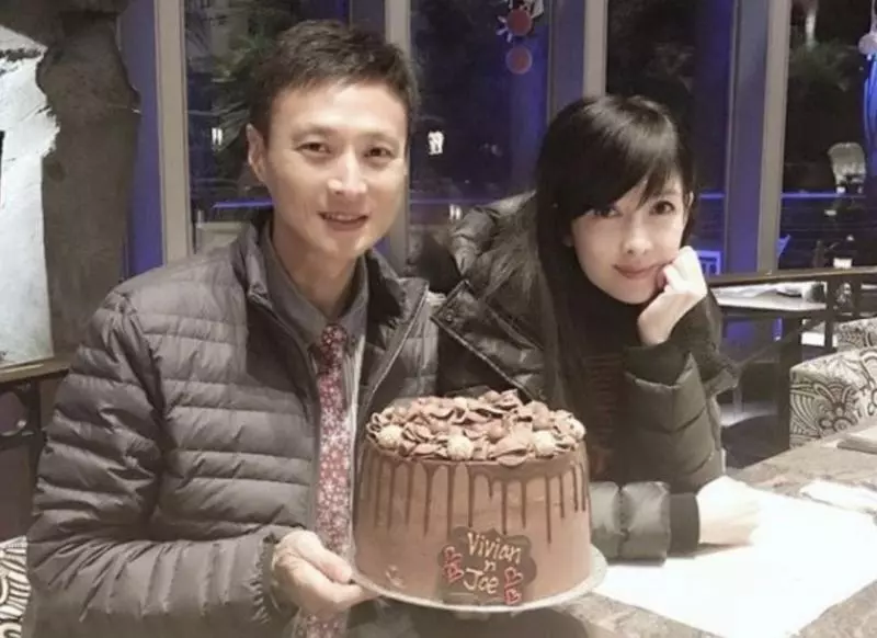 52歲周慧敏曬照慶祝結婚十週年,54歲倪震瘦到認不出,網友吐槽:完全看不到恩愛!