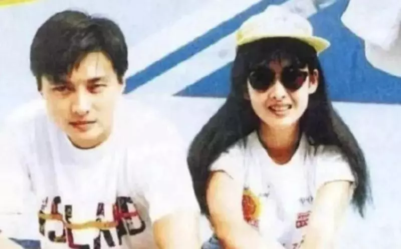 52歲周慧敏曬照慶祝結婚十週年,54歲倪震瘦到認不出,網友吐槽:完全看不到恩愛!