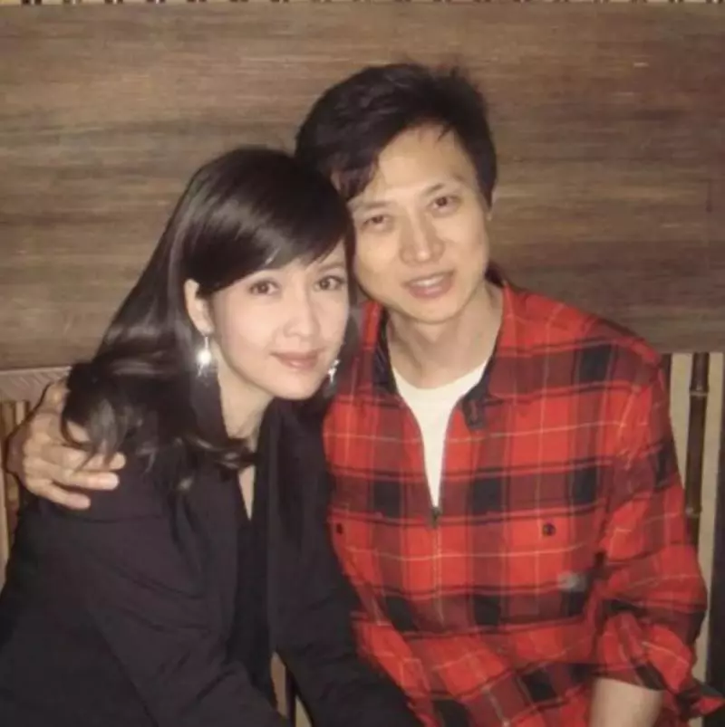 52歲周慧敏曬照慶祝結婚十週年,54歲倪震瘦到認不出,網友吐槽:完全看不到恩愛!