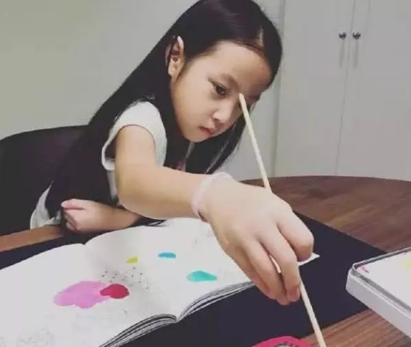 趙薇女兒近照曝光!小四月越長越漂亮,網友:長江後浪推前浪啊