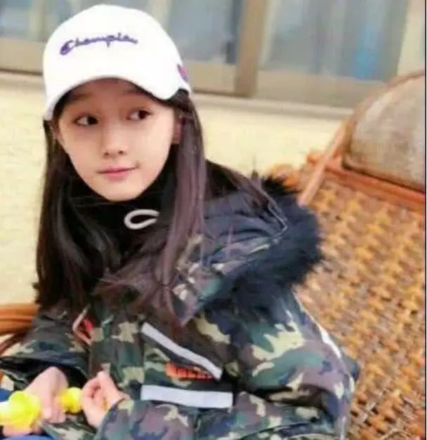 趙薇女兒近照曝光!小四月越長越漂亮,網友:長江後浪推前浪啊